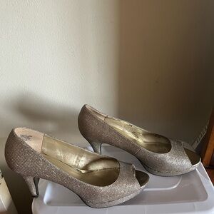 Bandolino-Gold/Champagne Peep Toe Gold Subtle Shine -Size 9.5 (Worn Twice)